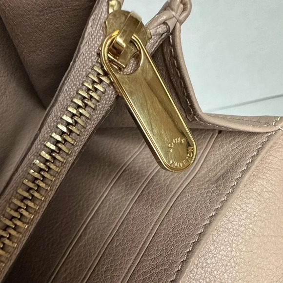 Authentic LOUIS VUITTON Mahina Amelia Wallet Beige Opal w/COA - Picture 14 of 15